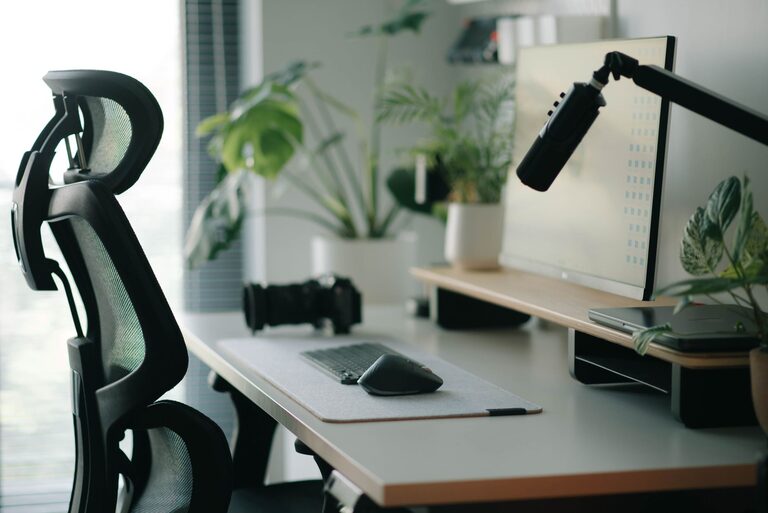 How to Choose a Comfortable Desk Chair for All-Day Support